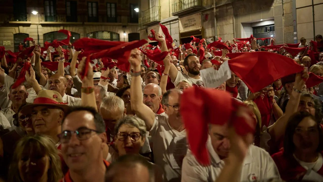La Cofradía de San Saturnino ameniza con canciones el Pobre de Mí de El Guti durante San Fermín 2025. PABLO LASAOSA
