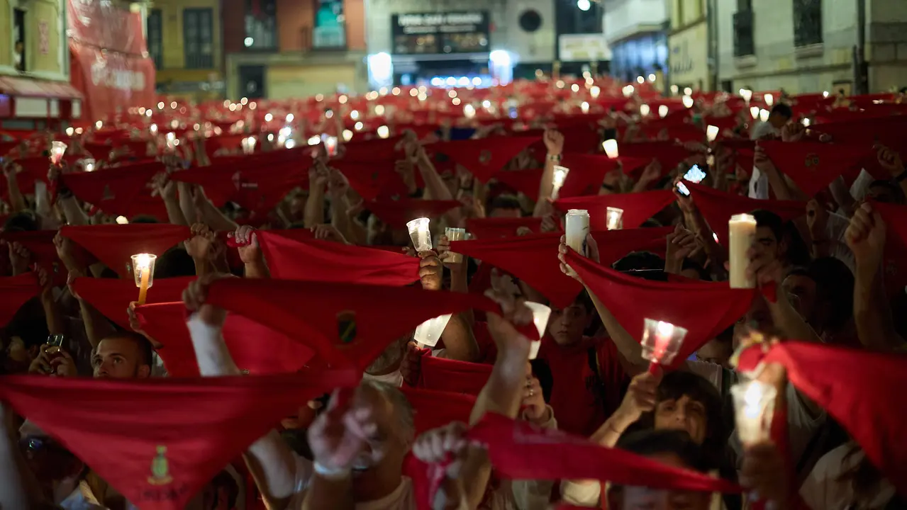 Pobre de mí en la Plaza del Ayuntamiento de Pamplona con el que finalizan los nueve días de las Fiestas de San Fermín 2025. IÑIGO ALZUGARAY