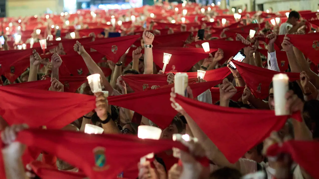 Pobre de mí en la Plaza del Ayuntamiento de Pamplona con el que finalizan los nueve días de las Fiestas de San Fermín 2025. IÑIGO ALZUGARAY