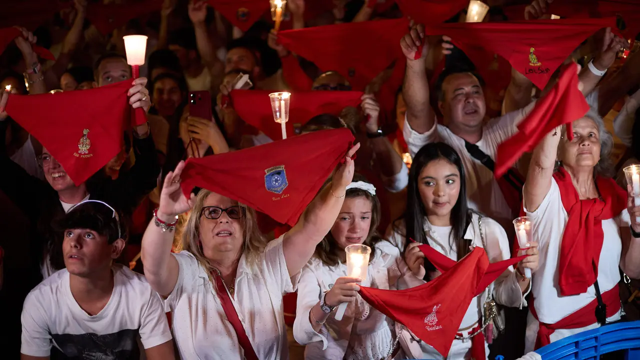 Pobre de mí en la Plaza del Ayuntamiento de Pamplona con el que finalizan los nueve días de las Fiestas de San Fermín 2025. IÑIGO ALZUGARAY
