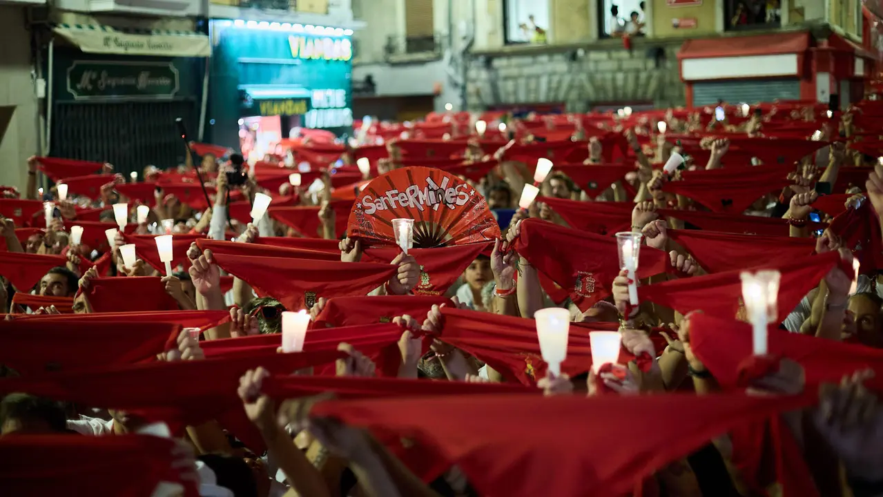 Pobre de mí en la Plaza del Ayuntamiento de Pamplona con el que finalizan los nueve días de las Fiestas de San Fermín 2025. IÑIGO ALZUGARAY
