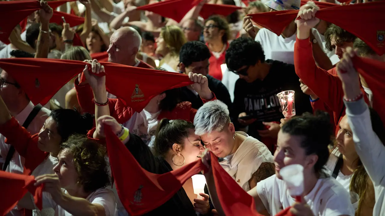 Pobre de mí en la Plaza del Ayuntamiento de Pamplona con el que finalizan los nueve días de las Fiestas de San Fermín 2025. IÑIGO ALZUGARAY