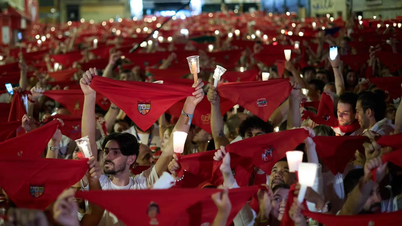 Pobre de mí en la Plaza del Ayuntamiento de Pamplona con el que finalizan los nueve días de las Fiestas de San Fermín 2025. IÑIGO ALZUGARAY