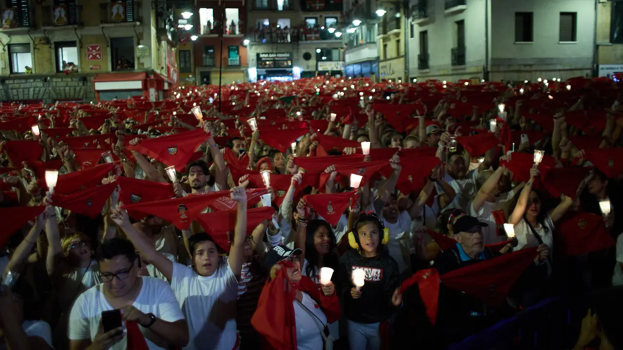 Pobre de mí en la Plaza del Ayuntamiento de Pamplona con el que finalizan los nueve días de las Fiestas de San Fermín 2025. IÑIGO ALZUGARAY