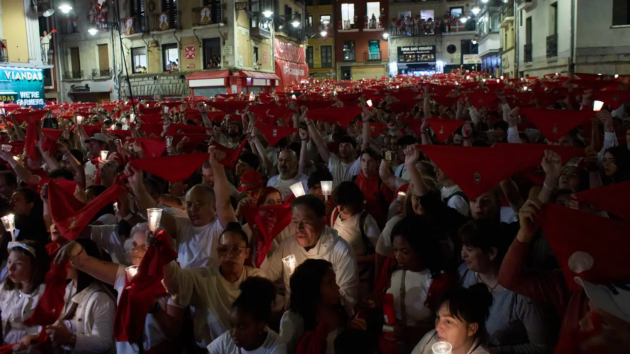 Pobre de mí en la Plaza del Ayuntamiento de Pamplona con el que finalizan los nueve días de las Fiestas de San Fermín 2025. IÑIGO ALZUGARAY