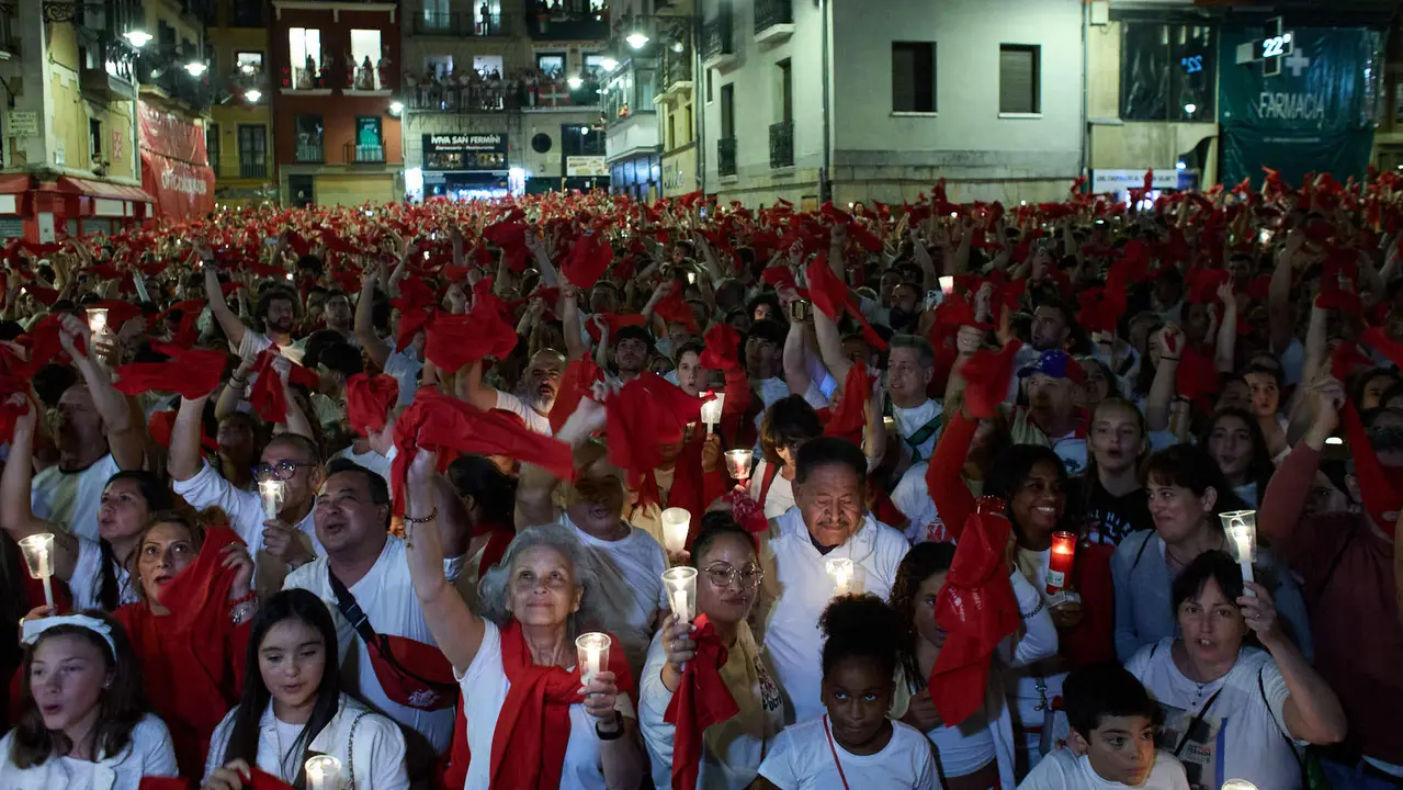 Pobre de mí en la Plaza del Ayuntamiento de Pamplona con el que finalizan los nueve días de las Fiestas de San Fermín 2025. IÑIGO ALZUGARAY