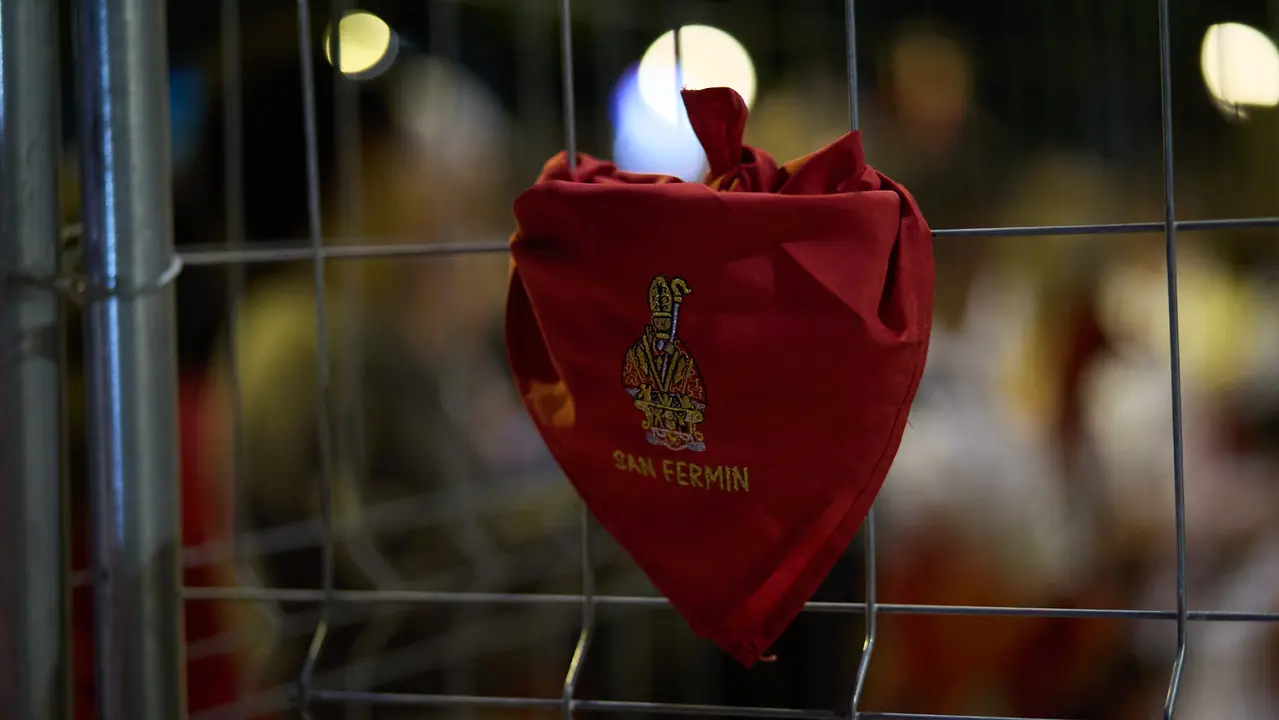 Cientos de personas depositan sus velas y pañuelos frente a la Iglesia de San Lorenzo momentos después del Pobre de mí con el que finalizan los nueve días de las Fiestas de San Fermín 2025. IÑIGO ALZUGARAY