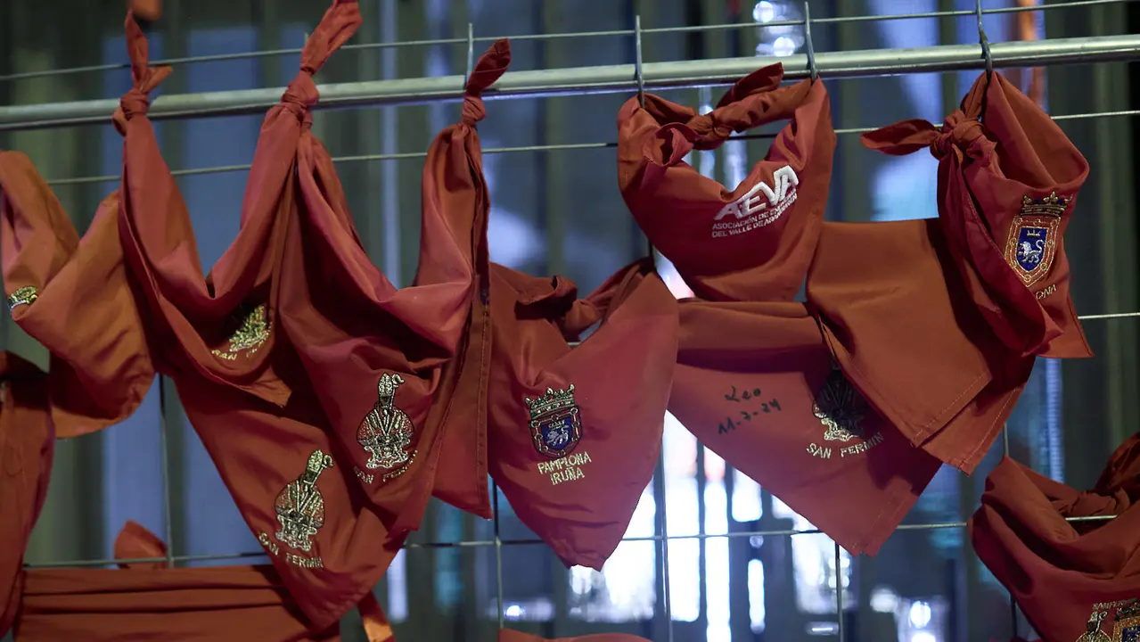 Cientos de personas depositan sus velas y pañuelos frente a la Iglesia de San Lorenzo momentos después del Pobre de mí con el que finalizan los nueve días de las Fiestas de San Fermín 2025. IÑIGO ALZUGARAY