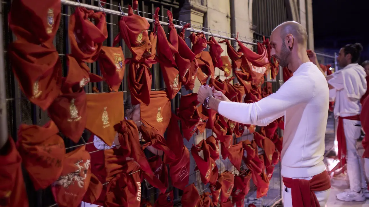 Cientos de personas depositan sus velas y pañuelos frente a la Iglesia de San Lorenzo momentos después del Pobre de mí con el que finalizan los nueve días de las Fiestas de San Fermín 2025. IÑIGO ALZUGARAY