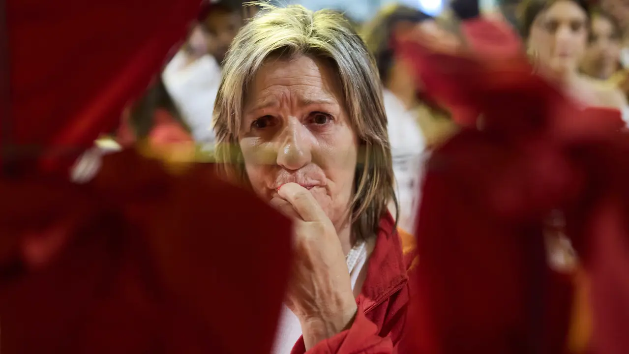 Cientos de personas depositan sus velas y pañuelos frente a la Iglesia de San Lorenzo momentos después del Pobre de mí con el que finalizan los nueve días de las Fiestas de San Fermín 2025. IÑIGO ALZUGARAY
