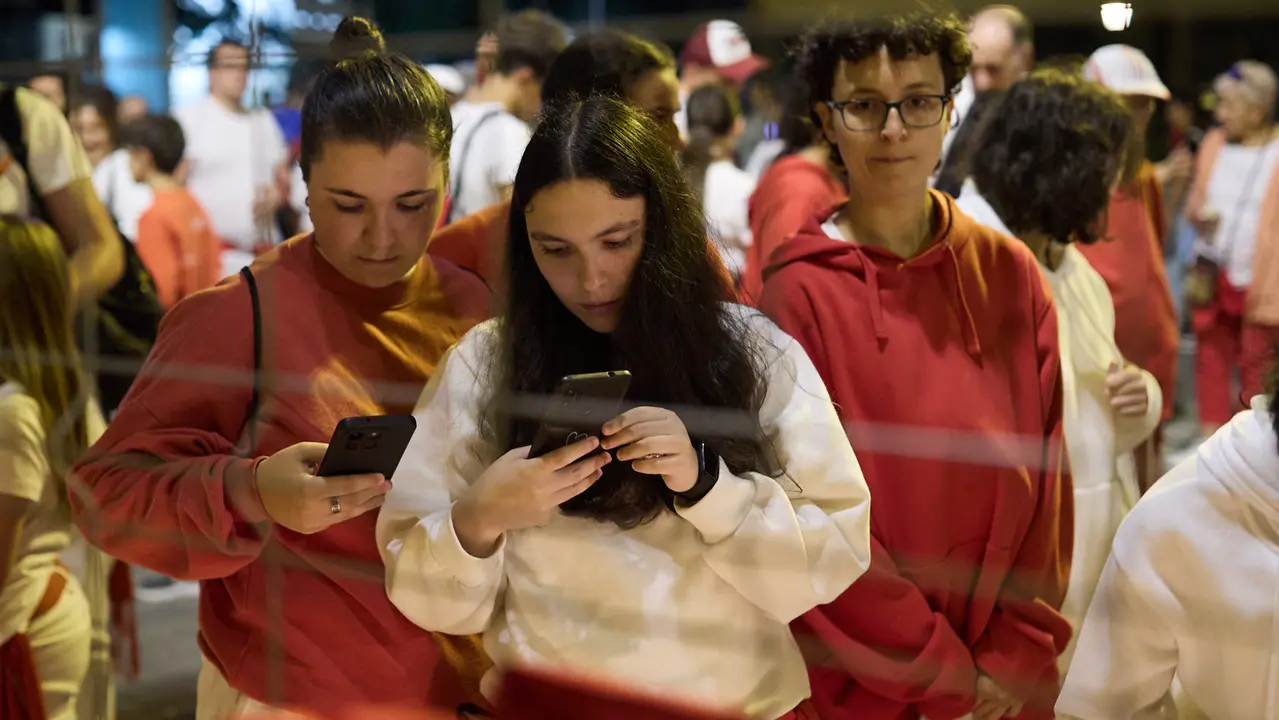 Cientos de personas depositan sus velas y pañuelos frente a la Iglesia de San Lorenzo momentos después del Pobre de mí con el que finalizan los nueve días de las Fiestas de San Fermín 2025. IÑIGO ALZUGARAY