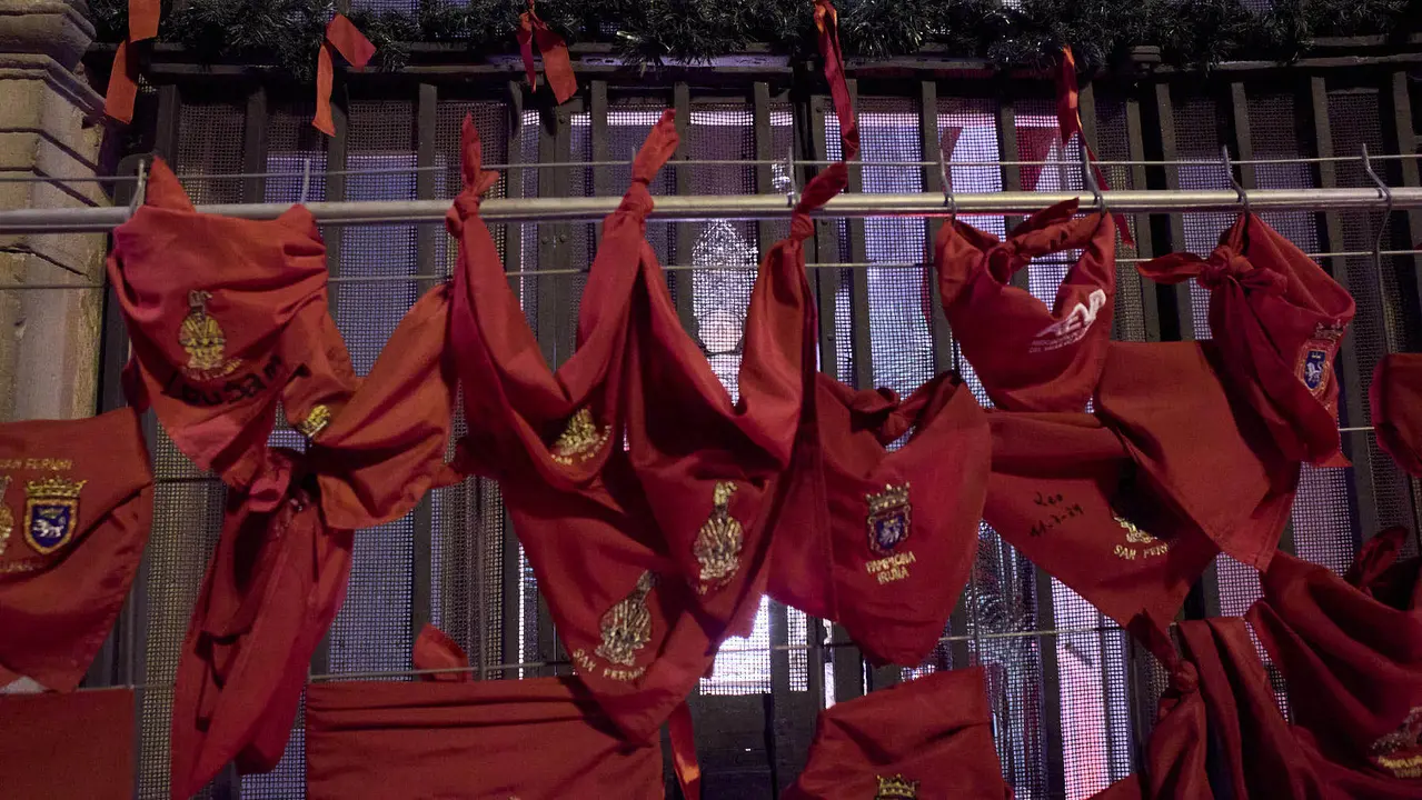 Cientos de personas depositan sus velas y pañuelos frente a la Iglesia de San Lorenzo momentos después del Pobre de mí con el que finalizan los nueve días de las Fiestas de San Fermín 2025. IÑIGO ALZUGARAY