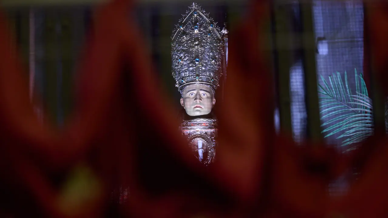 Cientos de personas depositan sus velas y pañuelos frente a la Iglesia de San Lorenzo momentos después del Pobre de mí con el que finalizan los nueve días de las Fiestas de San Fermín 2025. IÑIGO ALZUGARAY