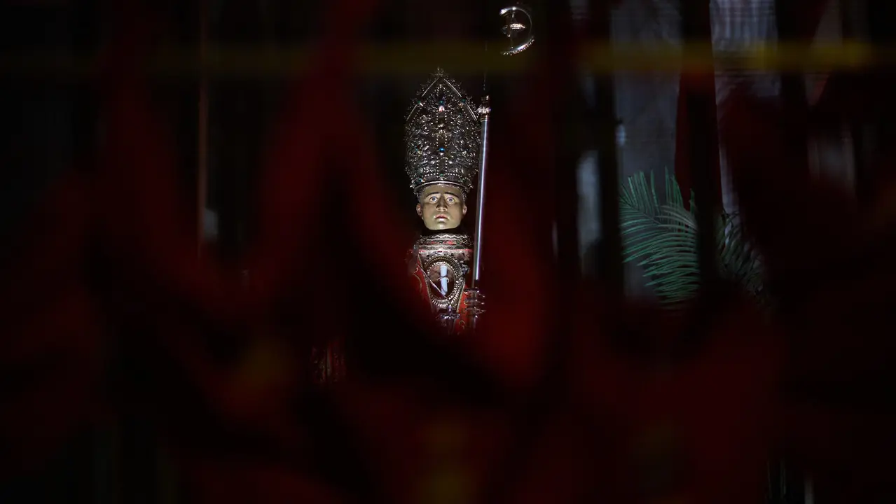 Cientos de personas depositan sus velas y pañuelos frente a la Iglesia de San Lorenzo momentos después del Pobre de mí con el que finalizan los nueve días de las Fiestas de San Fermín 2025. IÑIGO ALZUGARAY