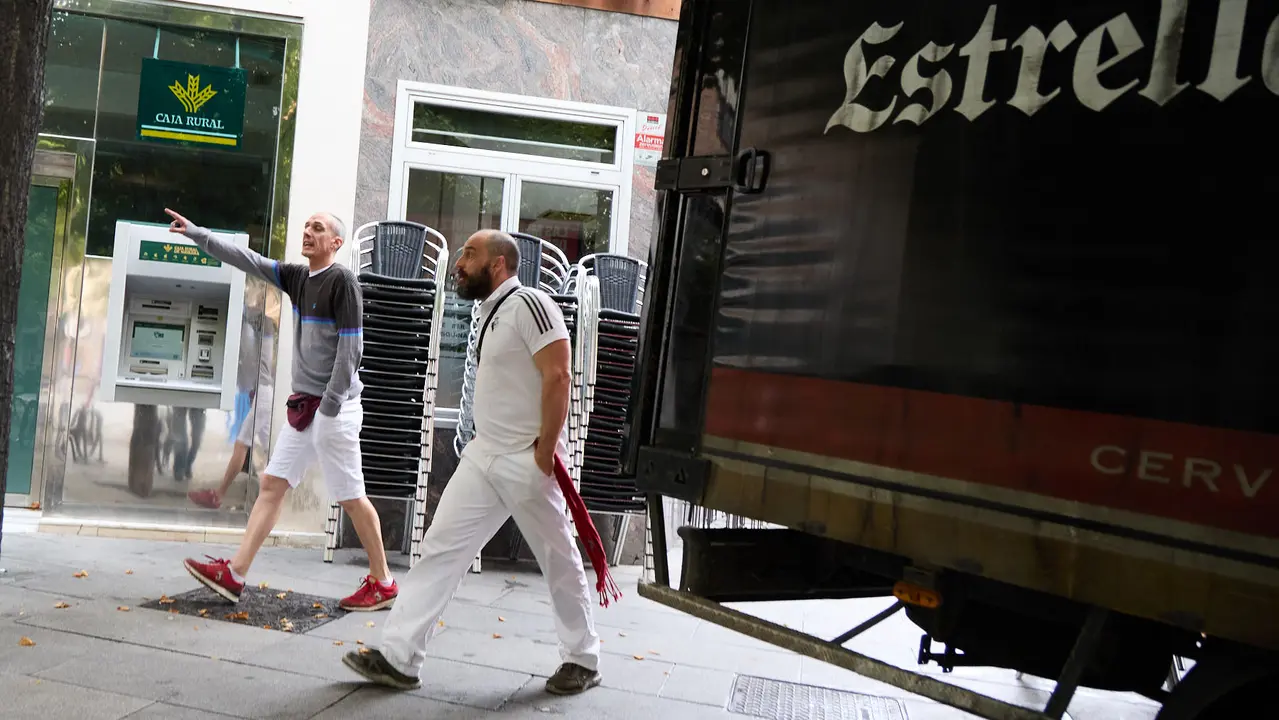 Tras los nueve días de las Fiestas de San Fermín 2025, Pamplona despierta y poco a poco sus calles y plazas comienzan a volver a la normalidad, mientras los más rezagados intentan exprimir los últimos momentos antes de volver a casa. IÑIGO ALZUGARAY