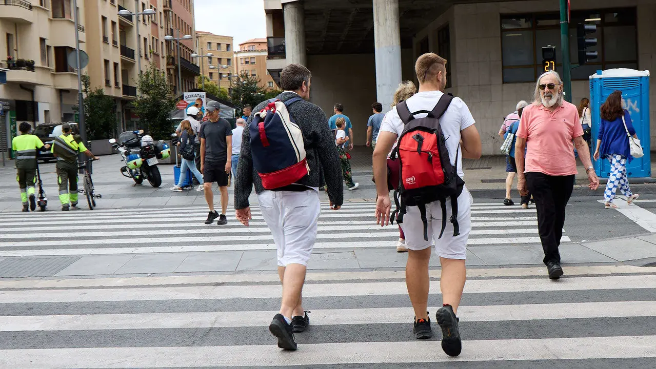 Tras los nueve días de las Fiestas de San Fermín 2025, Pamplona despierta y poco a poco sus calles y plazas comienzan a volver a la normalidad, mientras los más rezagados intentan exprimir los últimos momentos antes de volver a casa. IÑIGO ALZUGARAY