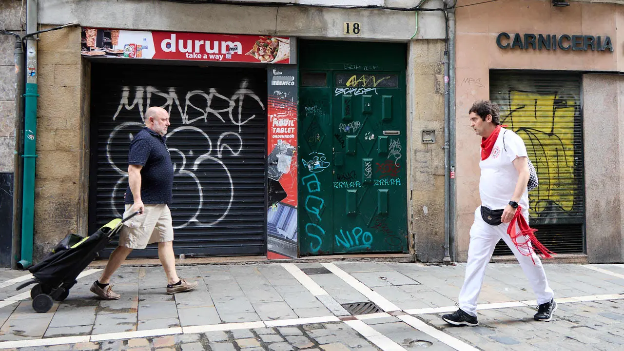 Tras los nueve días de las Fiestas de San Fermín 2025, Pamplona despierta y poco a poco sus calles y plazas comienzan a volver a la normalidad, mientras los más rezagados intentan exprimir los últimos momentos antes de volver a casa. IÑIGO ALZUGARAY