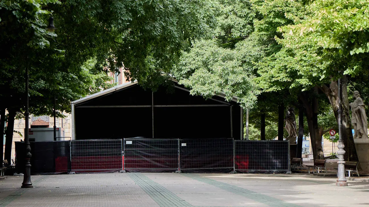 Tras los nueve días de las Fiestas de San Fermín 2025, Pamplona despierta y poco a poco sus calles y plazas comienzan a volver a la normalidad, mientras los más rezagados intentan exprimir los últimos momentos antes de volver a casa. IÑIGO ALZUGARAY