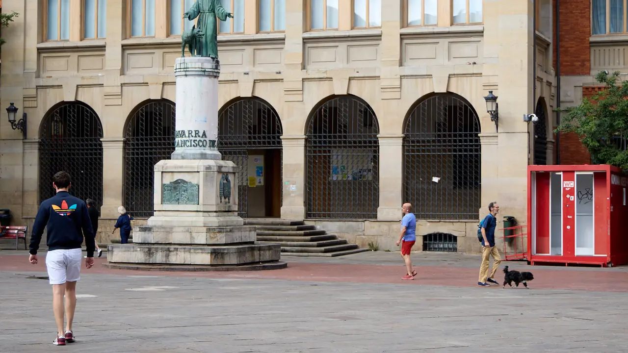 Tras los nueve días de las Fiestas de San Fermín 2025, Pamplona despierta y poco a poco sus calles y plazas comienzan a volver a la normalidad, mientras los más rezagados intentan exprimir los últimos momentos antes de volver a casa. IÑIGO ALZUGARAY