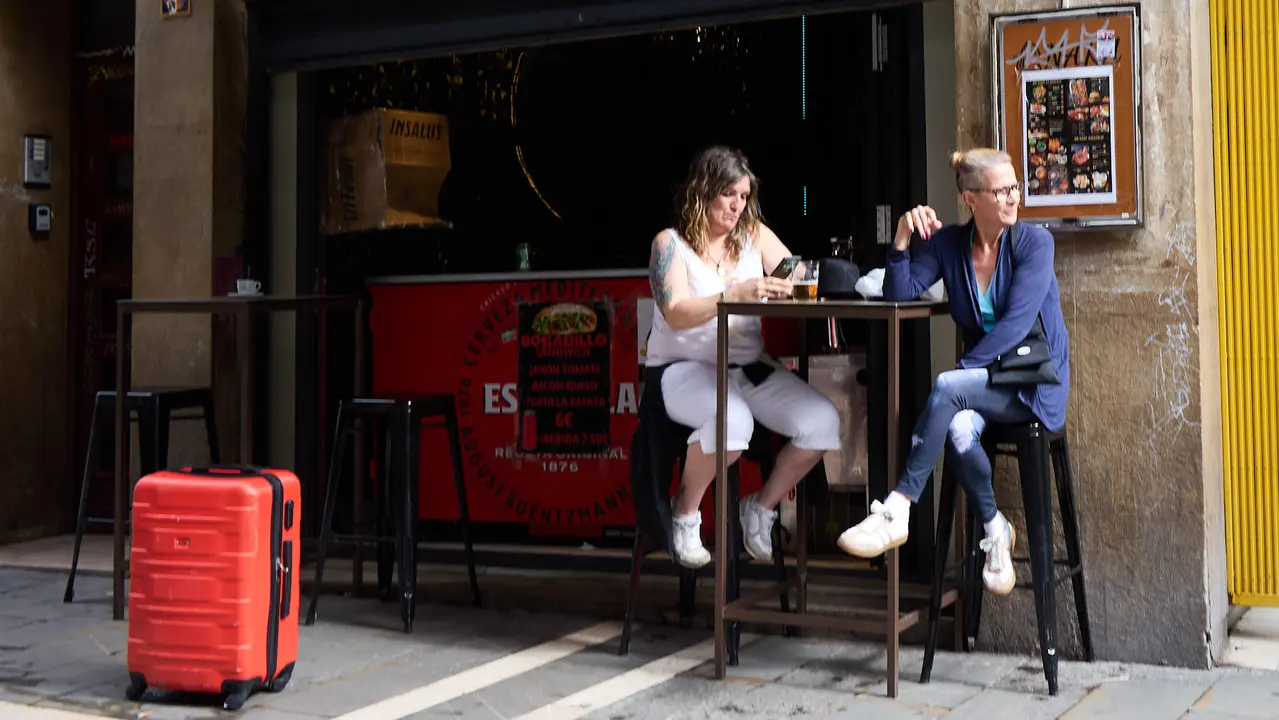 Tras los nueve días de las Fiestas de San Fermín 2025, Pamplona despierta y poco a poco sus calles y plazas comienzan a volver a la normalidad, mientras los más rezagados intentan exprimir los últimos momentos antes de volver a casa. IÑIGO ALZUGARAY