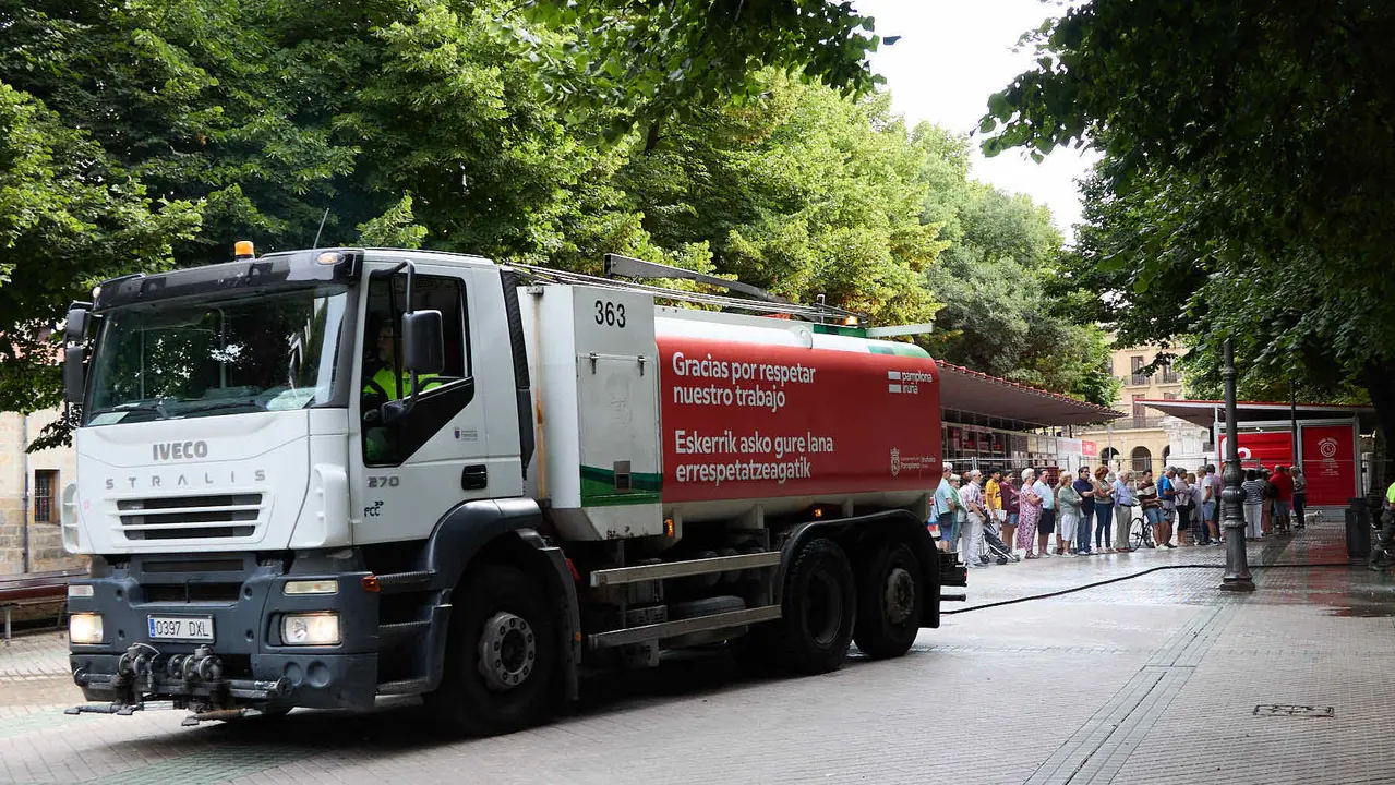 Tras los nueve días de las Fiestas de San Fermín 2025, Pamplona despierta y poco a poco sus calles y plazas comienzan a volver a la normalidad, mientras los más rezagados intentan exprimir los últimos momentos antes de volver a casa. IÑIGO ALZUGARAY
