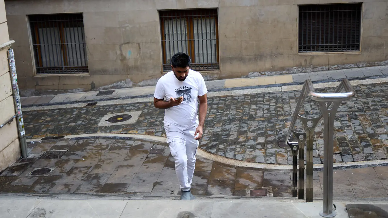 Tras los nueve días de las Fiestas de San Fermín 2025, Pamplona despierta y poco a poco sus calles y plazas comienzan a volver a la normalidad, mientras los más rezagados intentan exprimir los últimos momentos antes de volver a casa. IÑIGO ALZUGARAY