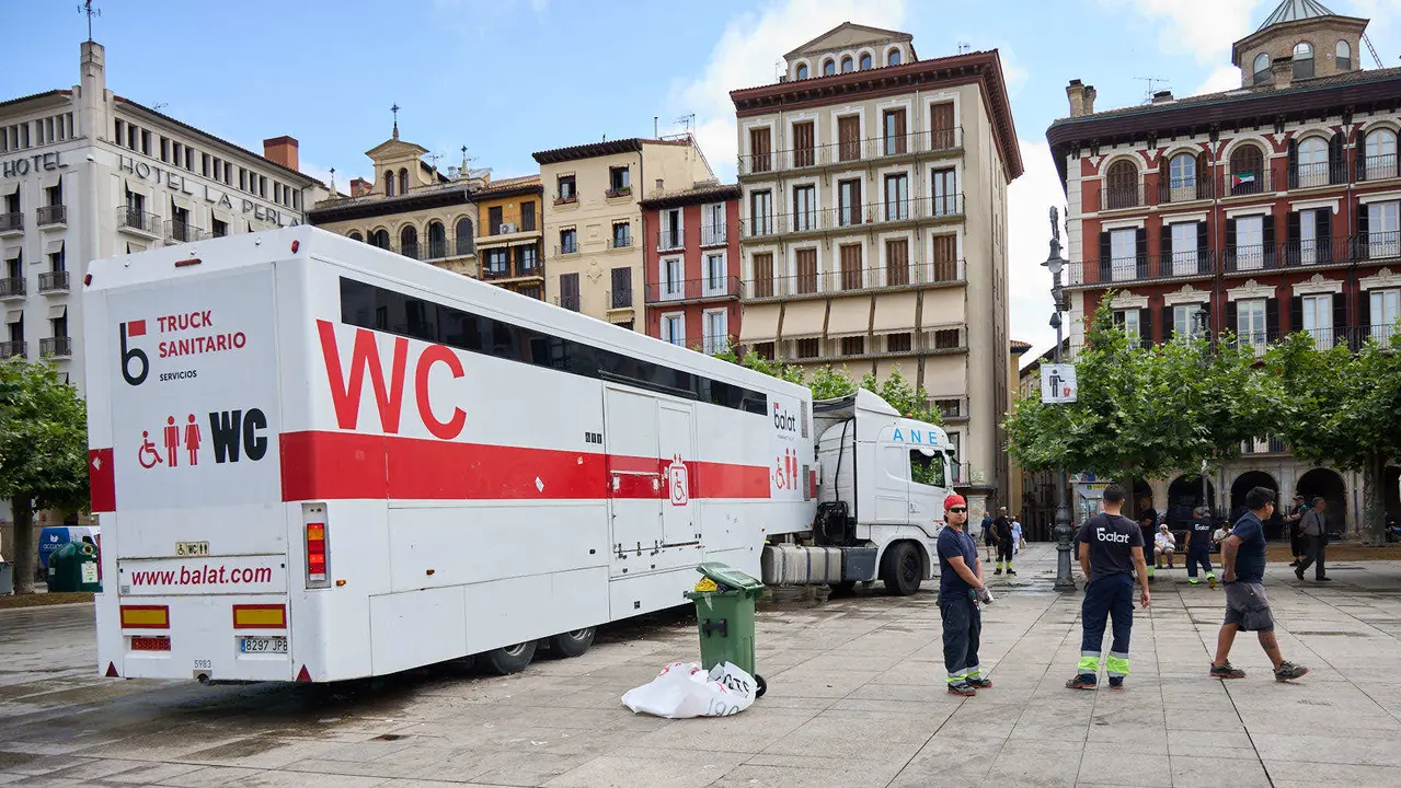 Tras los nueve días de las Fiestas de San Fermín 2025, Pamplona despierta y poco a poco sus calles y plazas comienzan a volver a la normalidad, mientras los más rezagados intentan exprimir los últimos momentos antes de volver a casa. IÑIGO ALZUGARAY