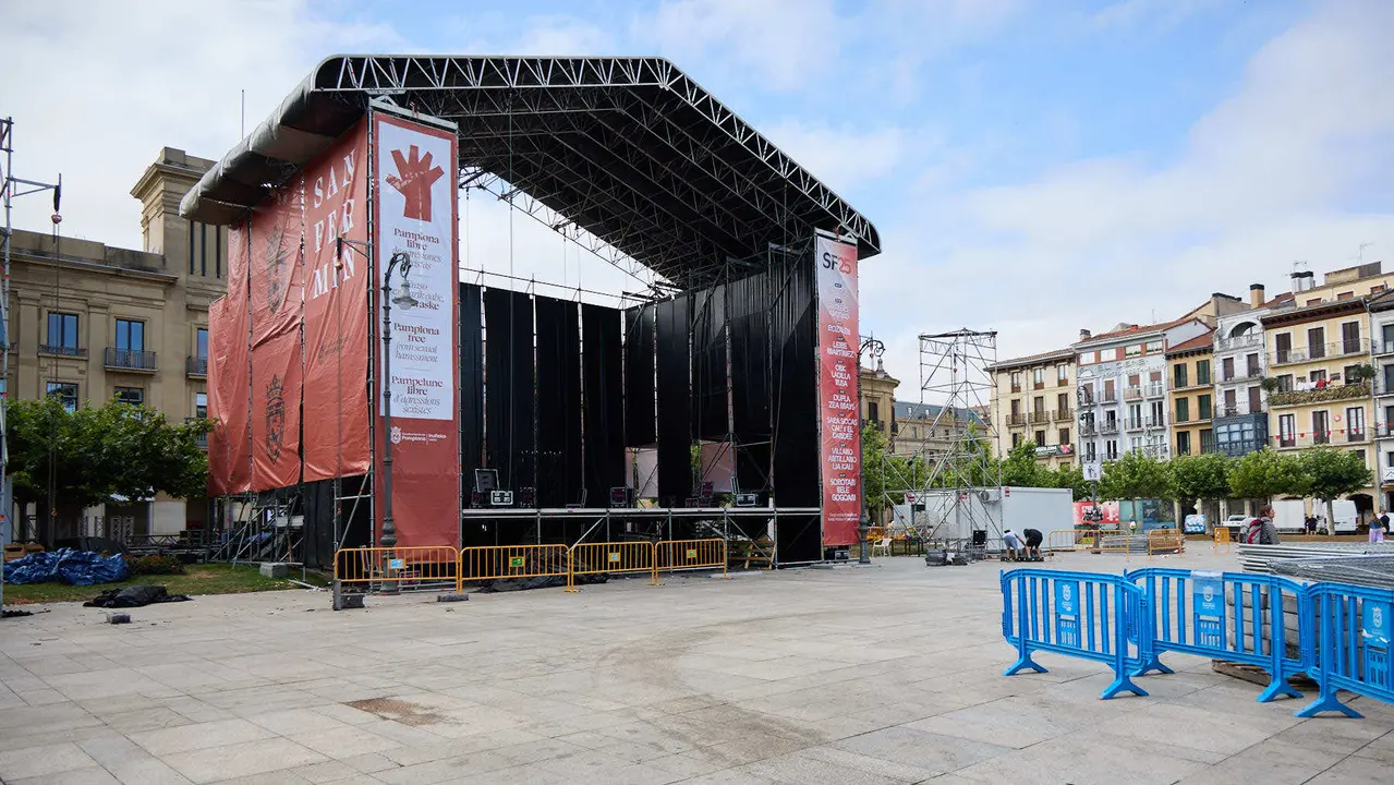 Tras los nueve días de las Fiestas de San Fermín 2025, Pamplona despierta y poco a poco sus calles y plazas comienzan a volver a la normalidad, mientras los más rezagados intentan exprimir los últimos momentos antes de volver a casa. IÑIGO ALZUGARAY
