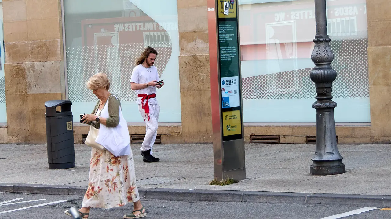 Tras los nueve días de las Fiestas de San Fermín 2025, Pamplona despierta y poco a poco sus calles y plazas comienzan a volver a la normalidad, mientras los más rezagados intentan exprimir los últimos momentos antes de volver a casa. IÑIGO ALZUGARAY