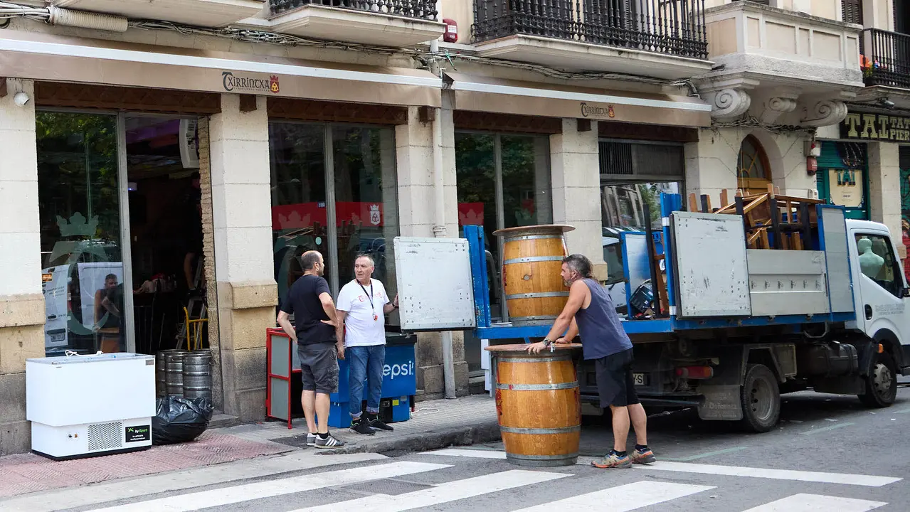 Tras los nueve días de las Fiestas de San Fermín 2025, Pamplona despierta y poco a poco sus calles y plazas comienzan a volver a la normalidad, mientras los más rezagados intentan exprimir los últimos momentos antes de volver a casa. IÑIGO ALZUGARAY