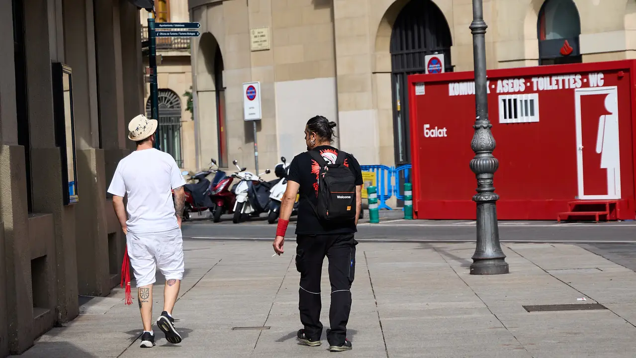 Tras los nueve días de las Fiestas de San Fermín 2025, Pamplona despierta y poco a poco sus calles y plazas comienzan a volver a la normalidad, mientras los más rezagados intentan exprimir los últimos momentos antes de volver a casa. IÑIGO ALZUGARAY