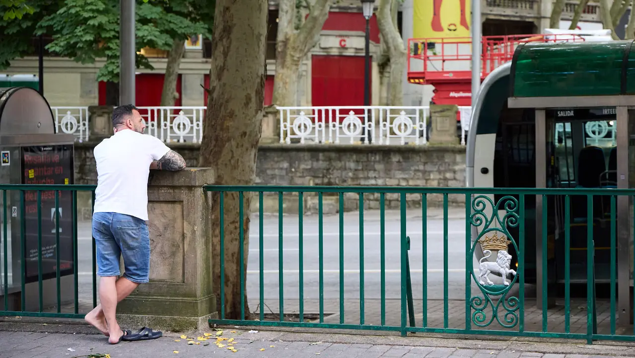 Tras los nueve días de las Fiestas de San Fermín 2025, Pamplona despierta y poco a poco sus calles y plazas comienzan a volver a la normalidad, mientras los más rezagados intentan exprimir los últimos momentos antes de volver a casa. IÑIGO ALZUGARAY