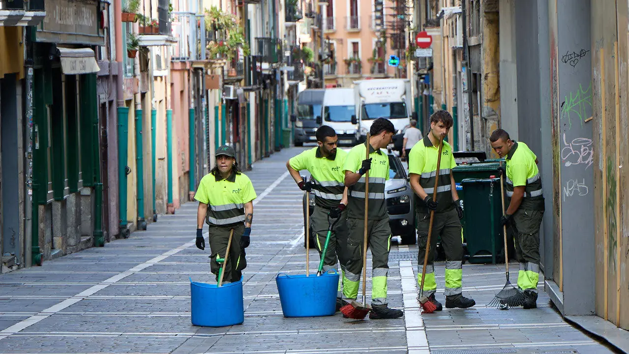 Tras los nueve días de las Fiestas de San Fermín 2025, Pamplona despierta y poco a poco sus calles y plazas comienzan a volver a la normalidad, mientras los más rezagados intentan exprimir los últimos momentos antes de volver a casa. IÑIGO ALZUGARAY