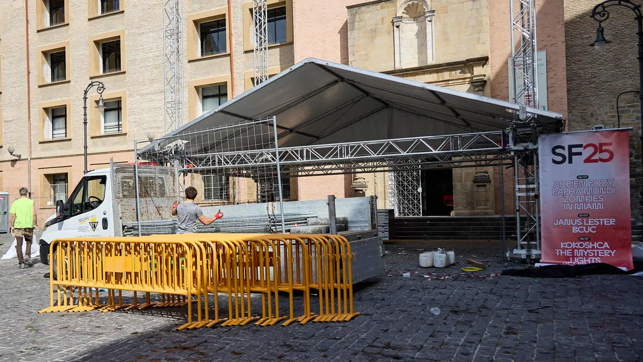 Tras los nueve días de las Fiestas de San Fermín 2025, Pamplona despierta y poco a poco sus calles y plazas comienzan a volver a la normalidad, mientras los más rezagados intentan exprimir los últimos momentos antes de volver a casa. IÑIGO ALZUGARAY
