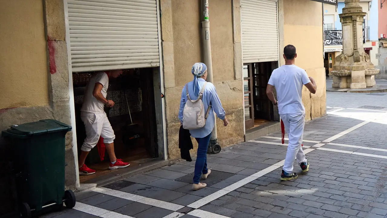Tras los nueve días de las Fiestas de San Fermín 2025, Pamplona despierta y poco a poco sus calles y plazas comienzan a volver a la normalidad, mientras los más rezagados intentan exprimir los últimos momentos antes de volver a casa. IÑIGO ALZUGARAY