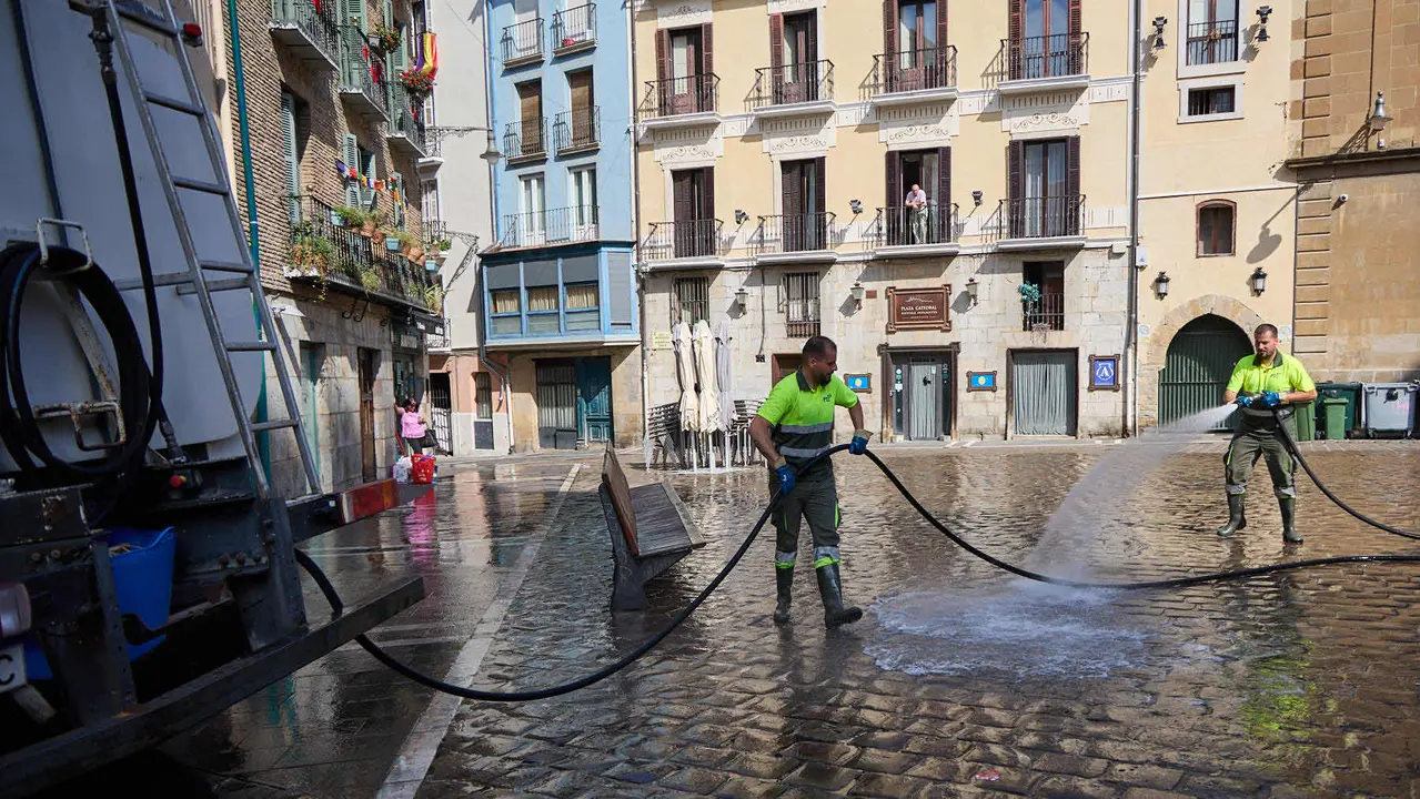 Tras los nueve días de las Fiestas de San Fermín 2025, Pamplona despierta y poco a poco sus calles y plazas comienzan a volver a la normalidad, mientras los más rezagados intentan exprimir los últimos momentos antes de volver a casa. IÑIGO ALZUGARAY