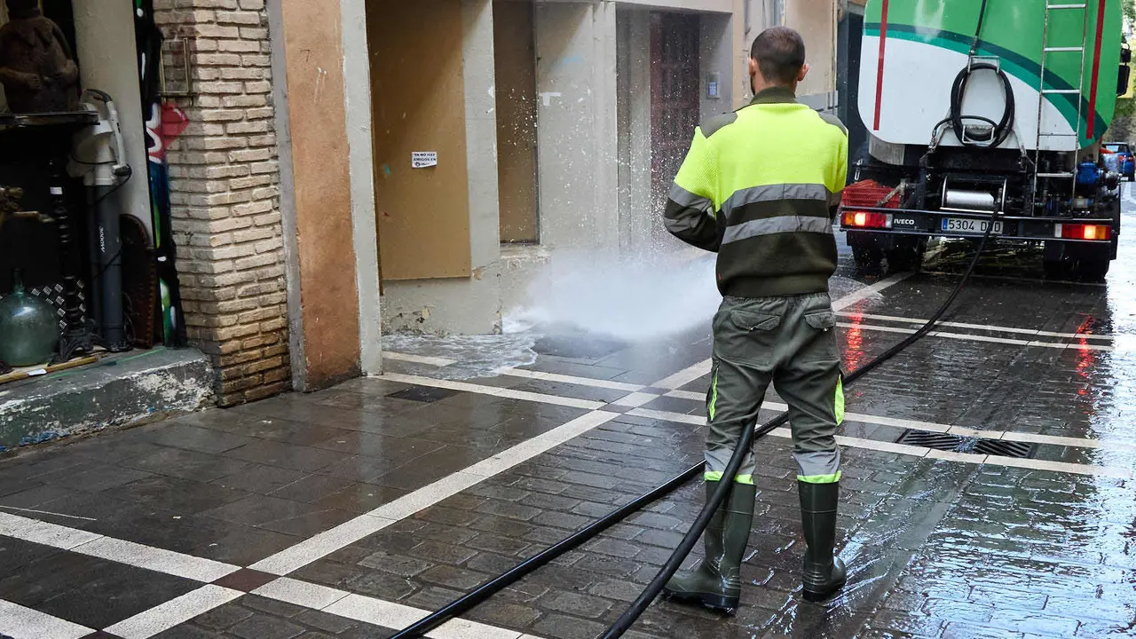 Tras los nueve días de las Fiestas de San Fermín 2025, Pamplona despierta y poco a poco sus calles y plazas comienzan a volver a la normalidad, mientras los más rezagados intentan exprimir los últimos momentos antes de volver a casa. IÑIGO ALZUGARAY
