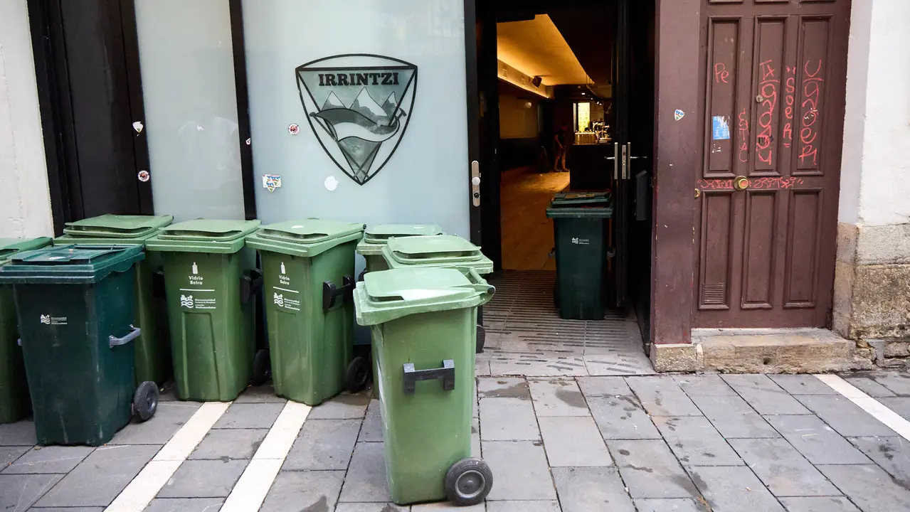 Tras los nueve días de las Fiestas de San Fermín 2025, Pamplona despierta y poco a poco sus calles y plazas comienzan a volver a la normalidad, mientras los más rezagados intentan exprimir los últimos momentos antes de volver a casa. IÑIGO ALZUGARAY
