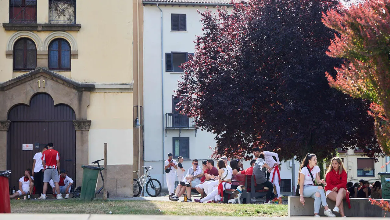 Tras los nueve días de las Fiestas de San Fermín 2025, Pamplona despierta y poco a poco sus calles y plazas comienzan a volver a la normalidad, mientras los más rezagados intentan exprimir los últimos momentos antes de volver a casa. IÑIGO ALZUGARAY