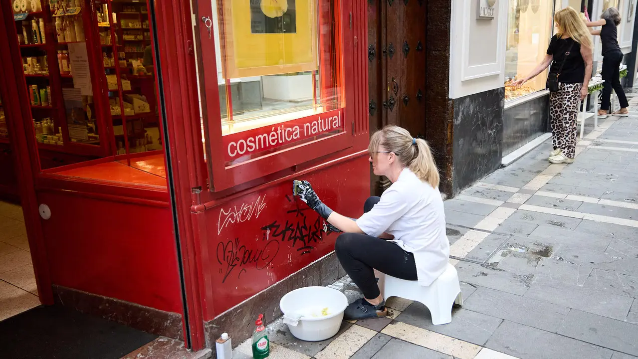 Tras los nueve días de las Fiestas de San Fermín 2025, Pamplona despierta y poco a poco sus calles y plazas comienzan a volver a la normalidad, mientras los más rezagados intentan exprimir los últimos momentos antes de volver a casa. IÑIGO ALZUGARAY