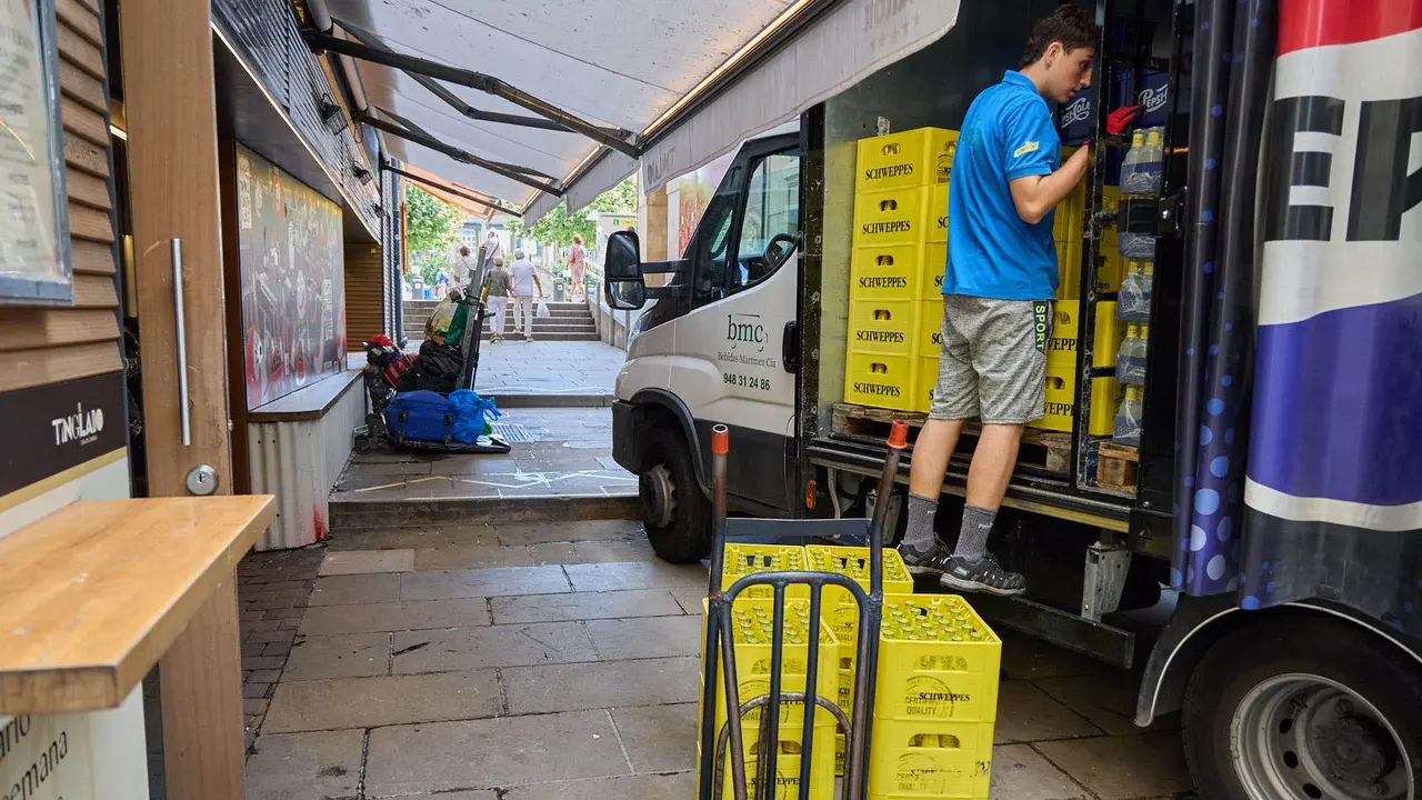Tras los nueve días de las Fiestas de San Fermín 2025, Pamplona despierta y poco a poco sus calles y plazas comienzan a volver a la normalidad, mientras los más rezagados intentan exprimir los últimos momentos antes de volver a casa. IÑIGO ALZUGARAY