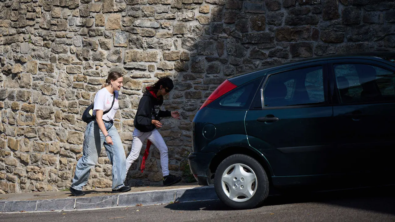Tras los nueve días de las Fiestas de San Fermín 2025, Pamplona despierta y poco a poco sus calles y plazas comienzan a volver a la normalidad, mientras los más rezagados intentan exprimir los últimos momentos antes de volver a casa. IÑIGO ALZUGARAY