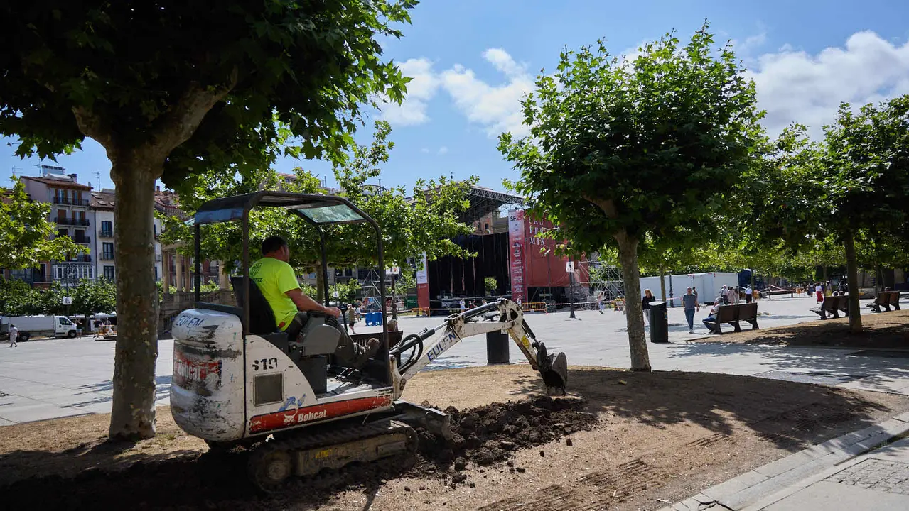Tras los nueve días de las Fiestas de San Fermín 2025, Pamplona despierta y poco a poco sus calles y plazas comienzan a volver a la normalidad, mientras los más rezagados intentan exprimir los últimos momentos antes de volver a casa. IÑIGO ALZUGARAY
