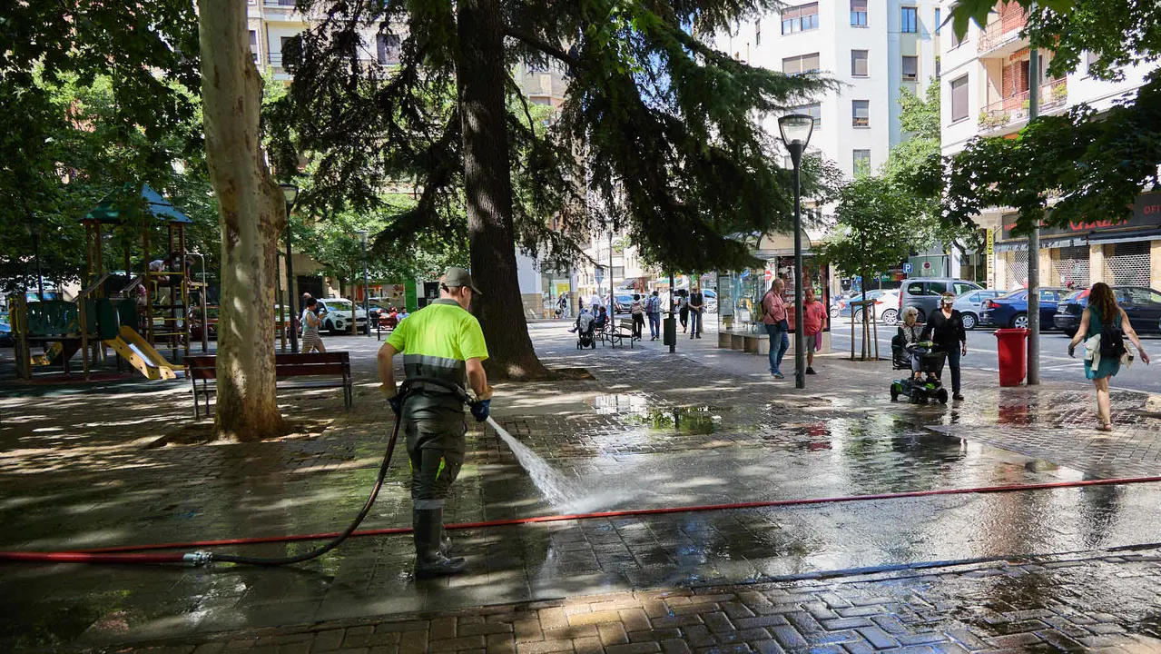 Tras los nueve días de las Fiestas de San Fermín 2025, Pamplona despierta y poco a poco sus calles y plazas comienzan a volver a la normalidad, mientras los más rezagados intentan exprimir los últimos momentos antes de volver a casa. IÑIGO ALZUGARAY