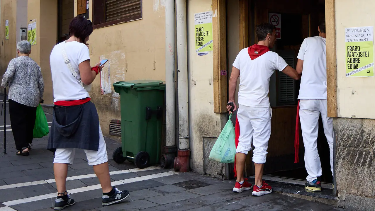 Tras los nueve días de las Fiestas de San Fermín 2025, Pamplona despierta y poco a poco sus calles y plazas comienzan a volver a la normalidad, mientras los más rezagados intentan exprimir los últimos momentos antes de volver a casa. IÑIGO ALZUGARAY