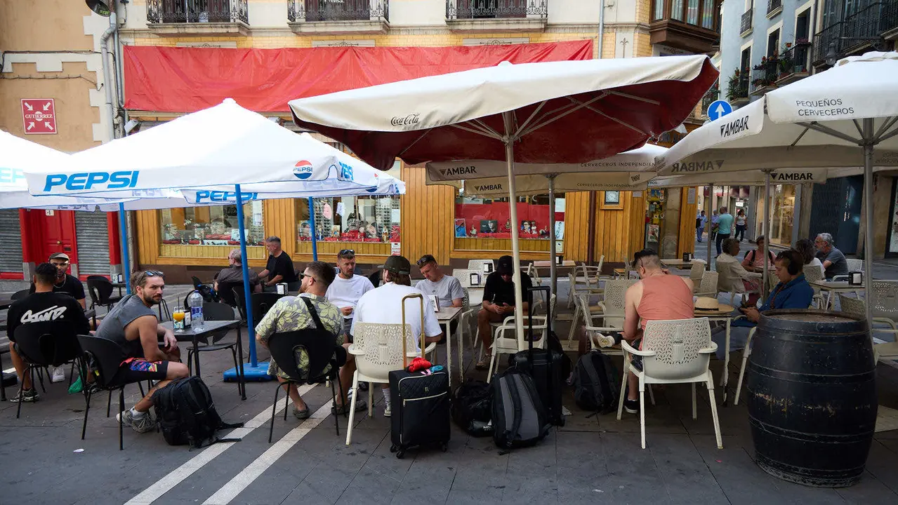 Tras los nueve días de las Fiestas de San Fermín 2025, Pamplona despierta y poco a poco sus calles y plazas comienzan a volver a la normalidad, mientras los más rezagados intentan exprimir los últimos momentos antes de volver a casa. IÑIGO ALZUGARAY