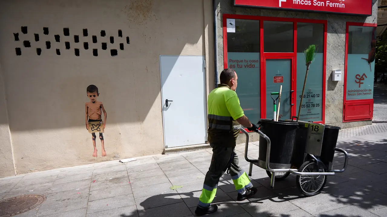 Tras los nueve días de las Fiestas de San Fermín 2025, Pamplona despierta y poco a poco sus calles y plazas comienzan a volver a la normalidad, mientras los más rezagados intentan exprimir los últimos momentos antes de volver a casa. IÑIGO ALZUGARAY