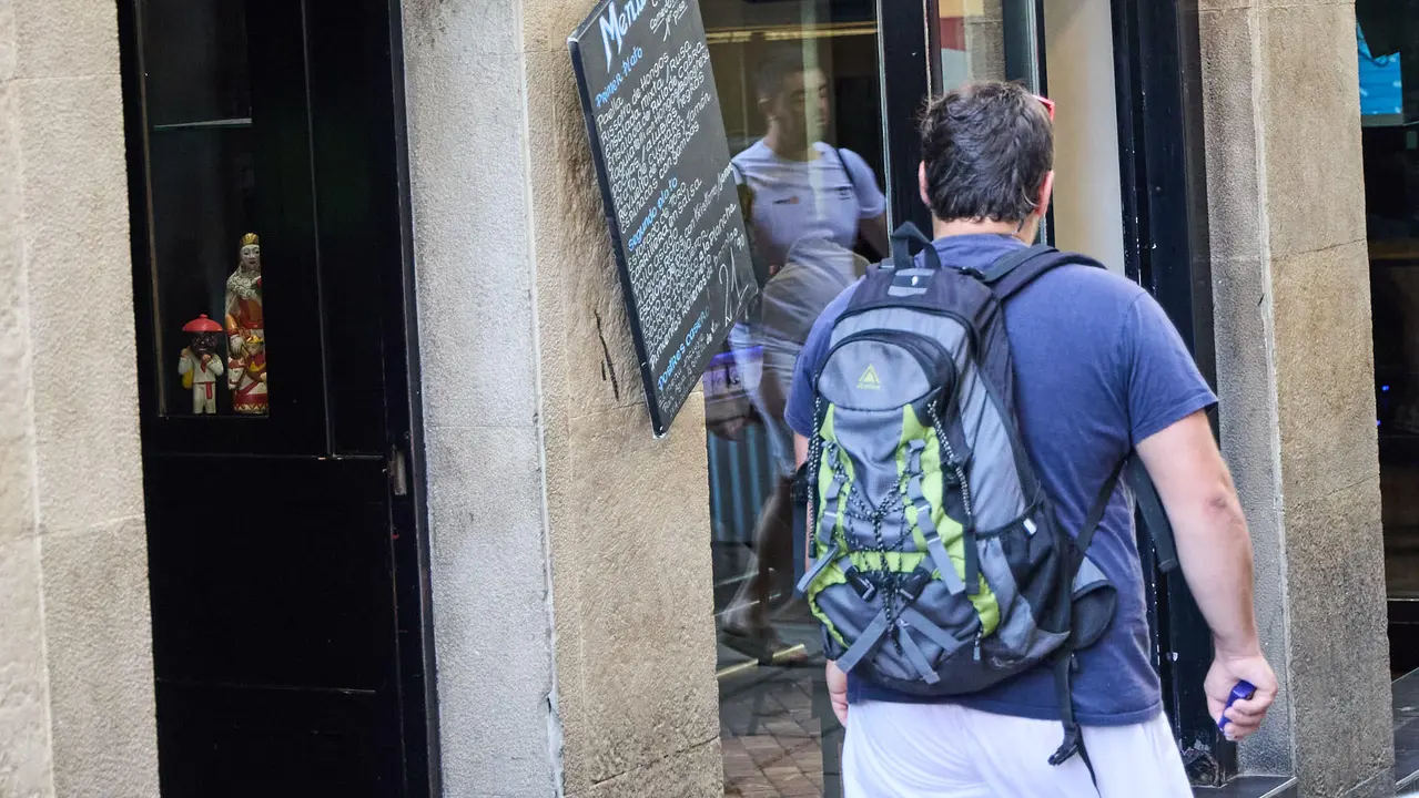 Tras los nueve días de las Fiestas de San Fermín 2025, Pamplona despierta y poco a poco sus calles y plazas comienzan a volver a la normalidad, mientras los más rezagados intentan exprimir los últimos momentos antes de volver a casa. IÑIGO ALZUGARAY