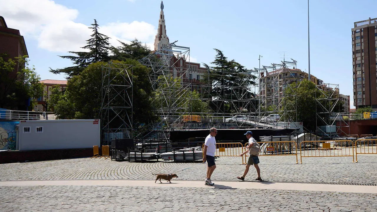 Tras los nueve días de las Fiestas de San Fermín 2025, Pamplona despierta y poco a poco sus calles y plazas comienzan a volver a la normalidad, mientras los más rezagados intentan exprimir los últimos momentos antes de volver a casa. IÑIGO ALZUGARAY