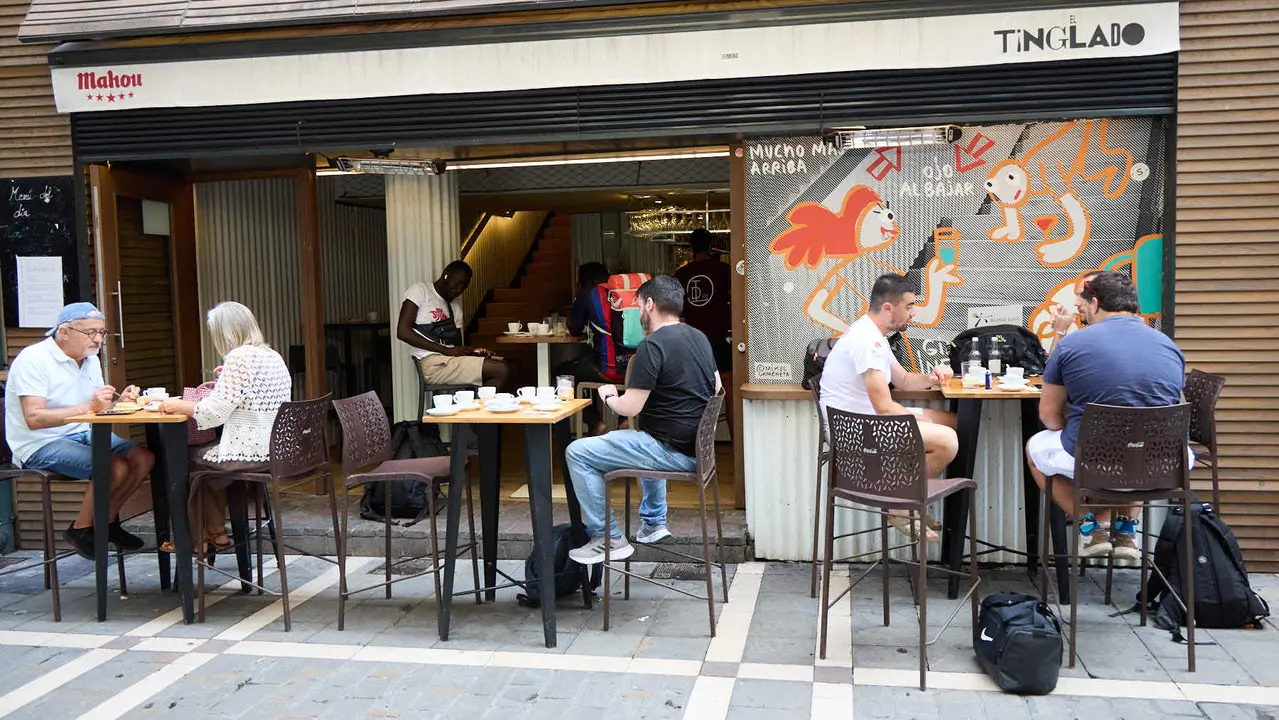 Tras los nueve días de las Fiestas de San Fermín 2025, Pamplona despierta y poco a poco sus calles y plazas comienzan a volver a la normalidad, mientras los más rezagados intentan exprimir los últimos momentos antes de volver a casa. IÑIGO ALZUGARAY
